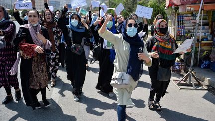 Des Afghanes manifestent près de l'ambassade du Pakistan à Kaboul le 7 spetembre 2021, pour dénoncer&nbsp;l'ingérence d'Islamabad, proche des talibans.&nbsp;
 

 (HOSHANG HASHIMI / AFP)