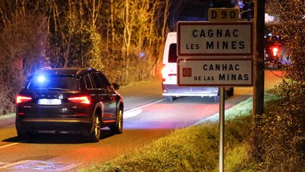 Un convoi judiciaire arrive à Cagnac-les-Mines (Tarn) le 13 décembre 2022 pour une mise en situation de la disparition de Delphine Jubillar, il y a deux ans. (CHARLY TRIBALLEAU / AFP)