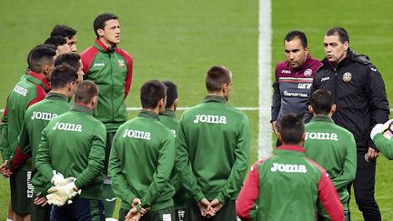 Petar Houbtchev, le sélectionneur bulgare, au milieu de ses joueurs (FRANCK FIFE / AFP)