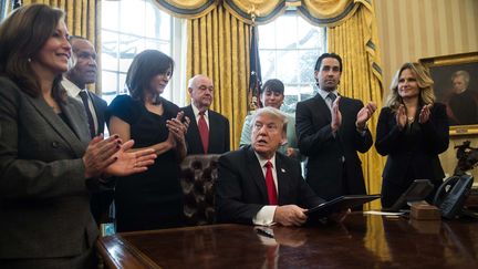 Donald Trump en train de signer des décrets dans le Bureau ovale, à la Maison Blanche. &nbsp; (NICHOLAS KAMM / AFP)