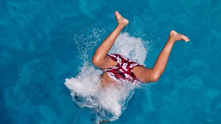 Dans une piscine publique de Nuremberg (Allemagne), le 1er ao&ucirc;t 2012. (DANIEL KARMANN / DPA)