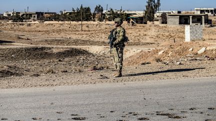 Un soldat américain patrouille dans un village dans nord-est de la Syrie, le 26 décembre 2021. (DELIL SOULEIMAN / AFP)