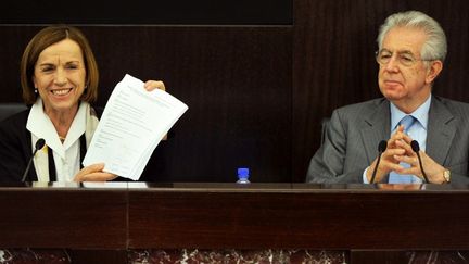 La ministre du Travail italienne Elsa Fornero et le Premier ministre Mario Monti pr&eacute;sentent leur r&eacute;forme du travail, le 4 avril 2012 &agrave; Rome (Italie). (ALBERTO PIZZOLI / AFP)