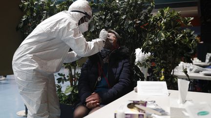 Une personne se fait dépister contre le Covid-19, le 9 janvier 2021 à Bagneux (Hauts-de-Seine). (GEOFFROY VAN DER HASSELT / AFP)