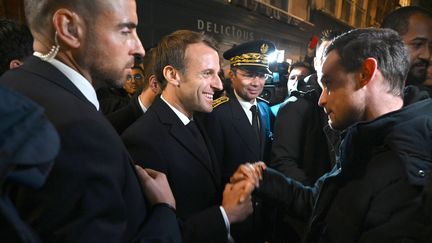 Emmanuel Macron discute avec un habitant de Rouen (Seine-Maritime) dans les rues de la ville, le 30 octobre 2019. (DOMINIQUE FAGET / AFP)