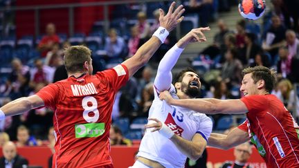 Le Français Nikola Karabatic face à&nbsp;la défense norvégienne, pendant l'Euro 2016, le 27 janvier 2016, à Cracovie (Pologne). (ATTILA KISBENEDEK / AFP)