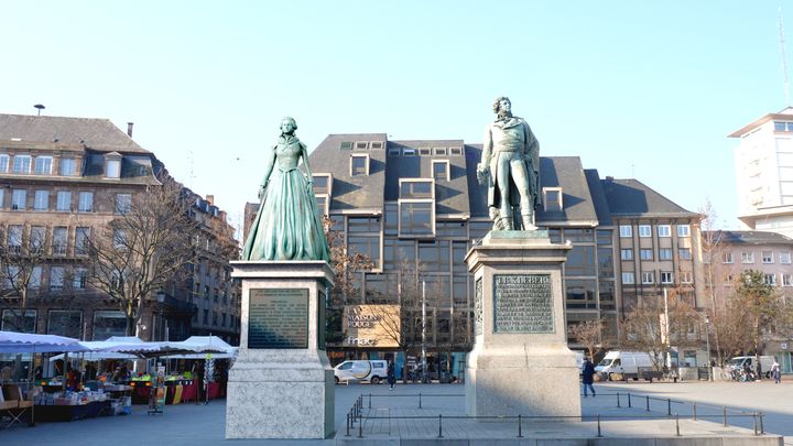 Une statue d'Olympe de Gouge en réalité augmentée, à côté de celle de Jean-Baptiste Kléber, place Kléber à Strasbourg. (SNAPCHAT)