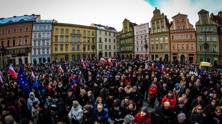 Quelque 7 000&nbsp;Polonais manifestent pour la liberté de la presse&nbsp;sur la place Solny, à Wroclaw, le 9 janvier 2016. (TOMASZ SKOWRONEK / KOD)