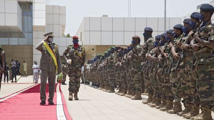 Le chef de la junte au pouvoir au Mali, le colonel Assimi Goïta, passe les troupes en revue, le 7 juin 2021, à Bamako.&nbsp; (ANNIE RISEMBERG / AFP)