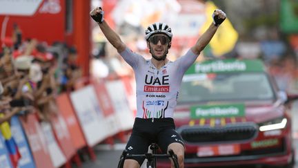 La célébration d'Adam Yates à l'arrivée de la 9e étape de la Vuelta, à Grenade, le 25 août 2024. (JORGE GUERRERO / AFP)