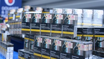 Cartridges of cigarettes at customs, in France (illustrative photo).  (RICHARD MOUILLAUD / MAXPPP)