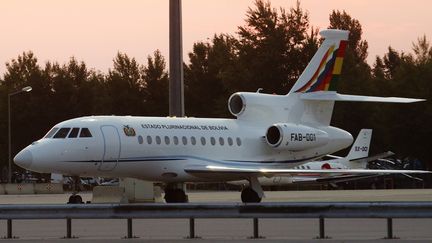 L'avion pr&eacute;sidentiel bolivien &agrave; l'a&eacute;roport international de Vienne (Autriche), le 3 juillet 2013. (HEINZ-PETER BADER / REUTERS)