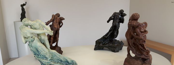 "La Valse" de Camille Claudel en plâtre, bronze et grès, des sculptures présentées au Musée Camille Claudel, de Nogent-sur-Seine. (RADIO FRANCE / ANNE CHEPEAU)