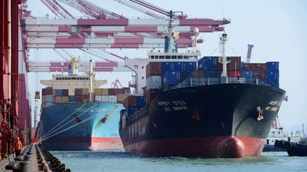 Des porte-conteneurs dans le port de Qingdao (Chine), le 7 mars 2014. (AFP)