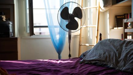 Un ventilateur dans la chambre d'un appartement, à Paris, jeudi 6 août 2020.&nbsp; (Lola Loubet / Hans Lucas / Hans Lucas via AFP)