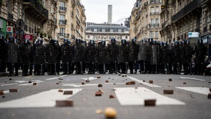 Des policiers lors d'une manifestation contre la réforme des retraites à Paris, le 11 mars 2023. (NICOLAS LIPONNE / HANS LUCAS)