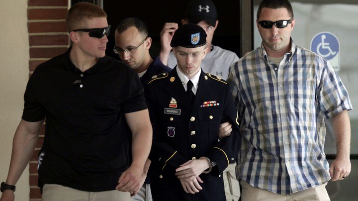 Le soldat de l'arm&eacute;e am&eacute;ricaine Bradley Manning, lors de son proc&egrave;s &agrave; Fort Meade, dans le Maryland (Etats-Unis), le 25 juin 2013. (YURI GRIPAS / REUTERS)