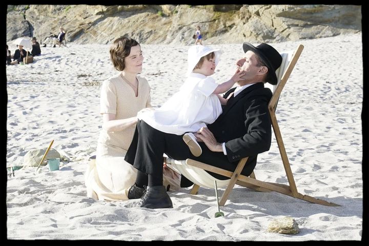 Isabelle Carré, Lambert Wilson et Clémence Hittin, incarnant Yvonne et Charles De Gaulle avec leur petite fille trisomique, Anne, dans le film "De Gaulle" de Gabriel Le Bomin. (Copyright SND)