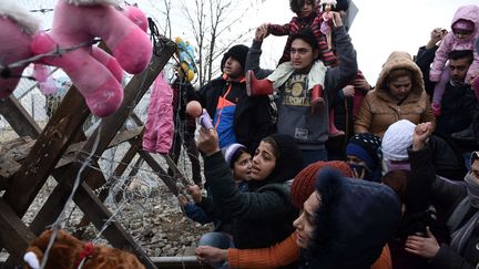 A la frontière Grèce et Macédoine, des enfants des migrants mis en avant pour l'ouverture du passage