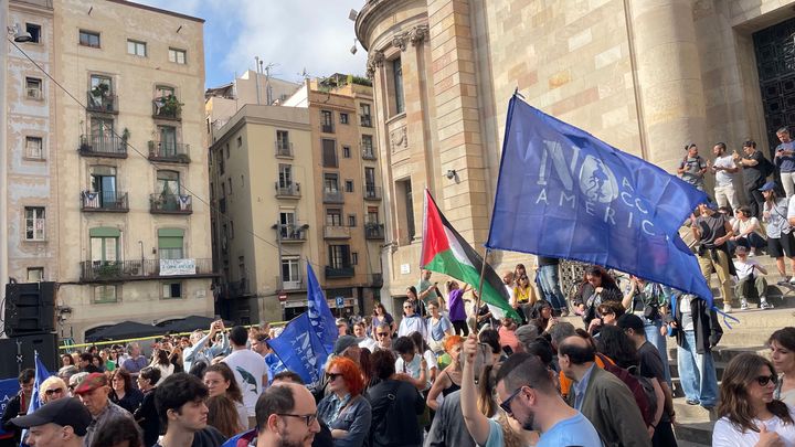 Plusieurs milliers de personnes ont manifesté le 13 octobre 2024 dans les rues de Barcelone, contre la finale de la Coupe de l'America (HENRY DE LAGUERIE / RADIO FRANCE)