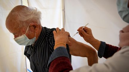 Une personne âgée se fait vacciner contre le Covid-19 dans un centre de vaccination. Photo d'illustration. (MARTIN ROCHE / OUEST-FRANCE / MAXPPP)