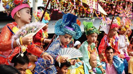 les enfants n’ont plus le droit de poser pied à terre. Quand les pères sont épuisés, un autre membre de la famille prend la relève. (Li Mangmang/Xinhua/Sipa)