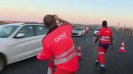 Sur la route, les agents d'exploitation sont chargés de la sécurité. Ils ferment des voies, effectuent des balisages. Pourtant, ils font face à l'agressivité quotidienne des conducteurs. &nbsp; (FRANCE 2)