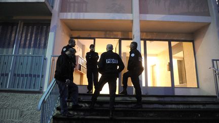 Les enqu&ecirc;teurs devant le domicile du p&egrave;re soup&ccedil;onn&eacute; d'avoir &eacute;gorg&eacute; ses deux enfants, le 18 mai 2013, &agrave; Saint-Priest, pr&egrave;s de Lyon.&nbsp; (JOEL PHILIPPON / MAXPPP)