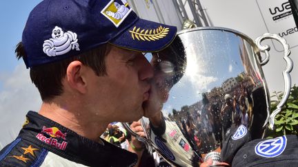 Sébastien Ogier après sa victoire en Sardaigne. (GIUSEPPE CACACE / AFP)