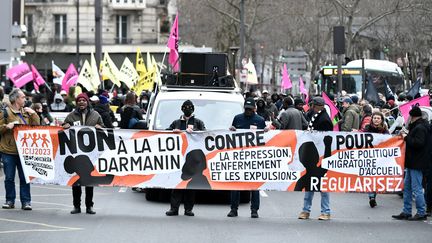 Des manifestants contre la réforme de la loi immigration, le 18 février 2023, à Paris. (STEPHANE DE SAKUTIN / AFP)