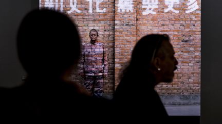 Une oeuvre de l'artiste chinois Liu Bolin lors de l'exposition "Le Theatre des apparences" Musee de l'Elysee&nbsp; à Lausanne (Suisse), le 16 October 2018&nbsp; (JEAN-CHRISTOPHE BOTT / KEYSTONE)