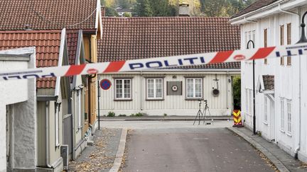 La police poursuit ses recherches sur les lieux d'une attaque à l'arc et aux flèches à Kongsberg (Norvège), le 15 octobre 2021.&nbsp; (TERJE PEDERSEN / NTB / AFP)