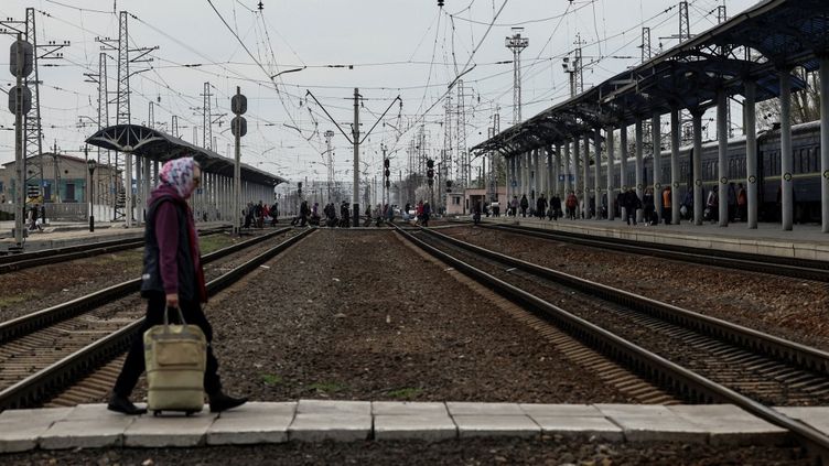 Residents leave Slovenes by train on April 12, 2022.  (Ronaldo Schmidt / AFP)