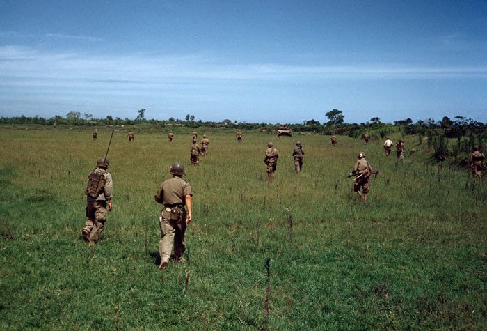 Robert Capa, Sur la route de Namdinh to Thaibinh, Indochine (Vietnam), mai 1954
 (Robert Capa / International Center of Photography / Magnum Photos)