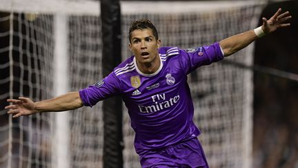 Cristiano Ronaldo, l'attaquant du Real Madrid, fête son but en finale de la Ligue des champions contre la Juventus, le 3 juin 2017 à Cardiff (Pays de Galles). (JAVIER SORIANO / AFP)