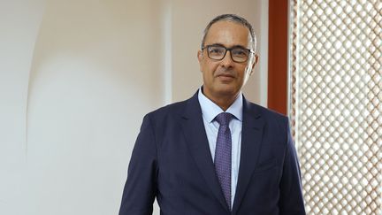 L'écrivain franco-algérien Kamel Daoud pose lors d'une visite du président français à la forteresse Santa Cruz à Oran, le 27 août 2022. (LUDOVIC MARIN / AFP)