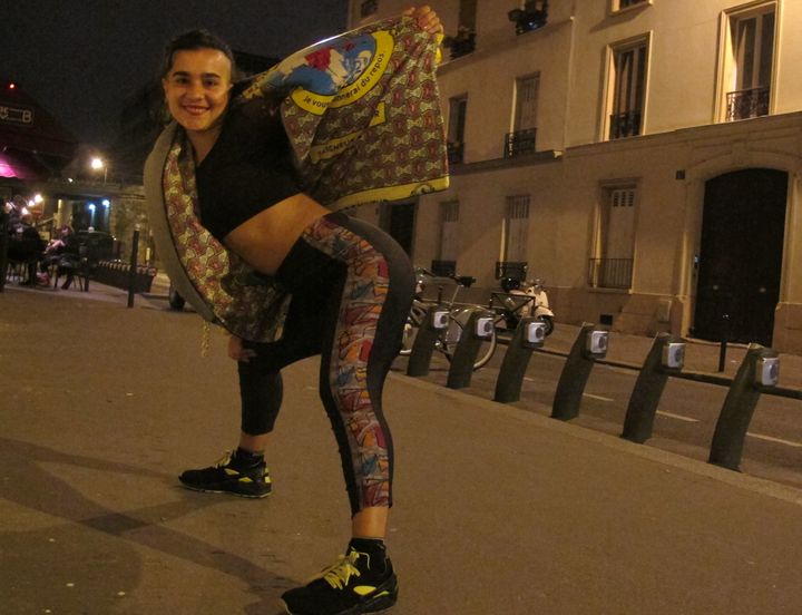 Sofia Senna twerke dans la rue &agrave; l'issue d'un twerkshop, mardi 8 octobre 2013, &agrave; Paris.&nbsp; (FRANCETV INFO)