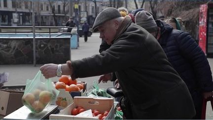 Guerre en Ukraine : après un couvre-feu, les habitants de Kiev ressortent dans les rues