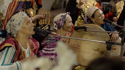 Photo extraite du documentaire "Machtat" de Sonia Ben Slama montrant Fatma, au centre, et ses filles, Waffeh (à gauche) et Najeh, les héroïnes du long métrage. (KHAMSIN FILMS)