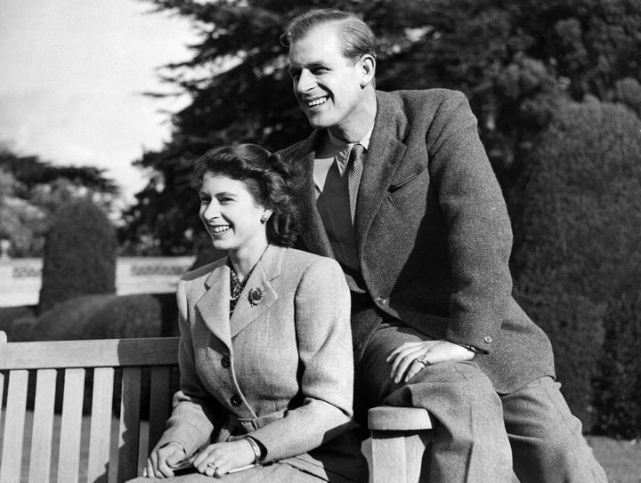 Le prince Philip et la future reine Elizabeyth II le 25 novembre 1947 lors de leur lune de miel dans le Hampshire. (AFP)