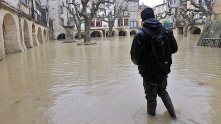 Une personne dans une rue inondée de Sommières (Gard) après de fortes fluies, le 3 février 2009. (PASCAL GUYOT / AFP)