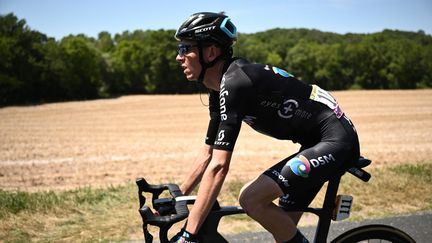 Romain Bardet, le 17 juillet 2022 sur le Tour de France,&nbsp;lors de la 15e étape vers Carcassonne (Aude). (MARCO BERTORELLO / AFP)