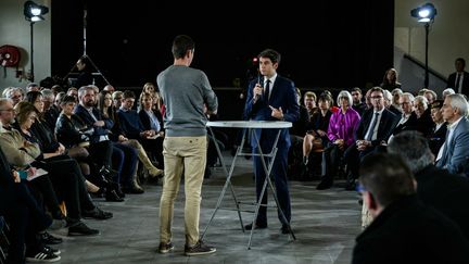 Le Premier ministre, Gabriel Attal, échange avec un maraîcher, lors d'une réunion publique à Saint-Laurent-d'Agny (Rhône), le 20 janvier 2024. (JEFF PACHOUD / AFP)