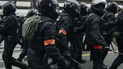 Des policiers membres de la Brav-M, en opération dans le cadre de la manifestation contre la réforme des retraites, à Paris, le 23 mars 2023. (JAN SCHMIDT-WHITLEY/LE PICTORIUM / MAXPPP)