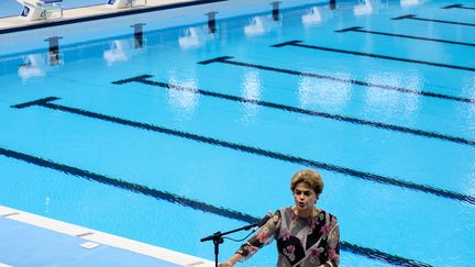 La présidente du Brésil, Dilma Roussef, inaugure la piscine olympique à Rio (YASUYOSHI CHIBA / AFP)