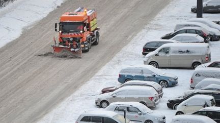 Un chasse-neige dans les rues de Berlin le 2 décembre 2010 (AFP/JOHANNES EISELE)