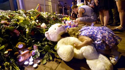 Des fleurs d&eacute;pos&eacute;es devant l'ambassade des Pays-Bas &agrave; Kiev (Ukraine), le 17 juillet 2014, apr&egrave;s le crash d'un avion de Malaysia Airlines dans l'est du pays, contr&ocirc;l&eacute; par les prorusses. (SERGEI SUPINSKY / AFP)