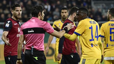 Blaise Matuidi, alors milieu de terrain de la Juventus parle avec l'arbitre&nbsp;Gianpaolo Calvarese lors d'une rencontre face au&nbsp;Cagliari Calcio après avoir été la cible d'insultes racistes, le 6 janvier 2018. (MIGUEL MEDINA / AFP)