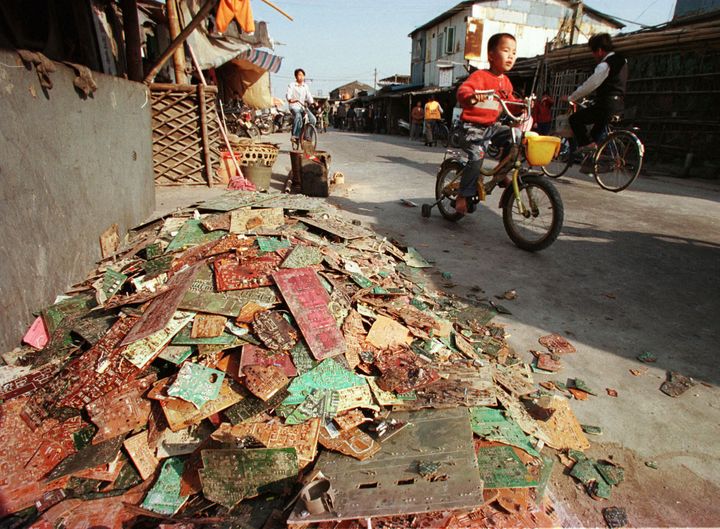 A Guiyu, en Chine, des millions de déchets électriques et électroniques jonchent les rues, formant la plus grande décharge de ce type au monde. (REUTERS)