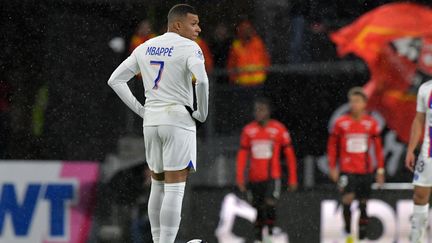 Kylian Mbappé sur la pelouse du Roazhon Park lors du match de la 19e journée de Ligue 1 entre Rennes et le PSG, le 15 janvier 2023. (JEAN-FRANCOIS MONIER / AFP)